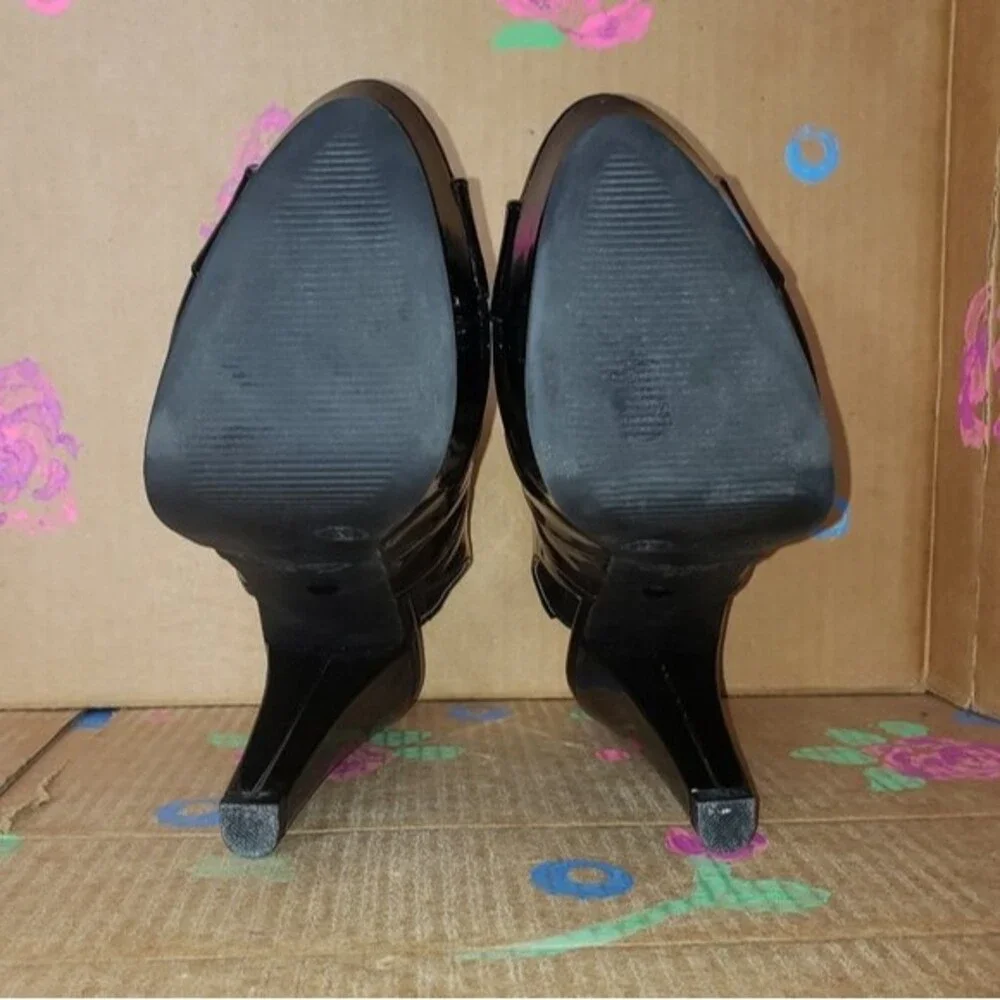 CITY STREETS SHINY BLACK PLATFORM SANDALS SIZE 9